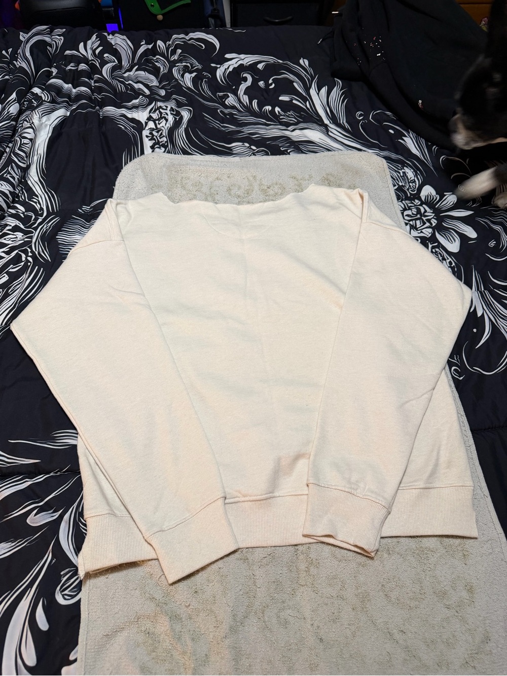 (OUTFIT ALERT)Cream 'LOVE' Sweatshirt with Black Joggers “BETTER TOGETHER” - Picture 3 of 9